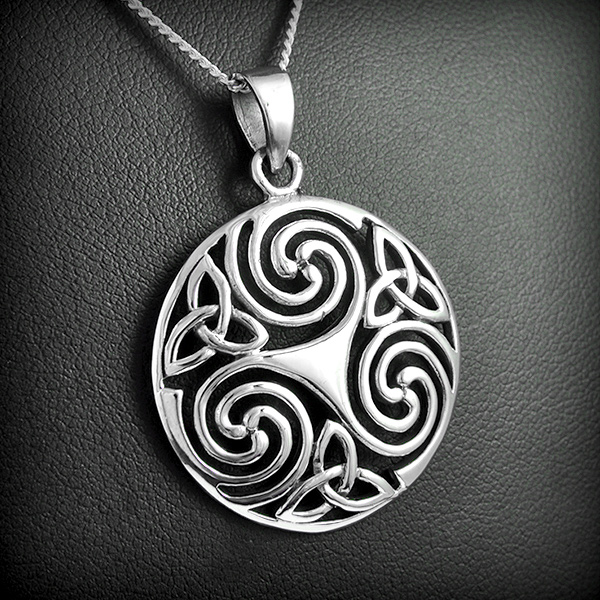 Pendentif en argent d'un très beau triskel et entrelacs trinité, ajouré (h:38mm).