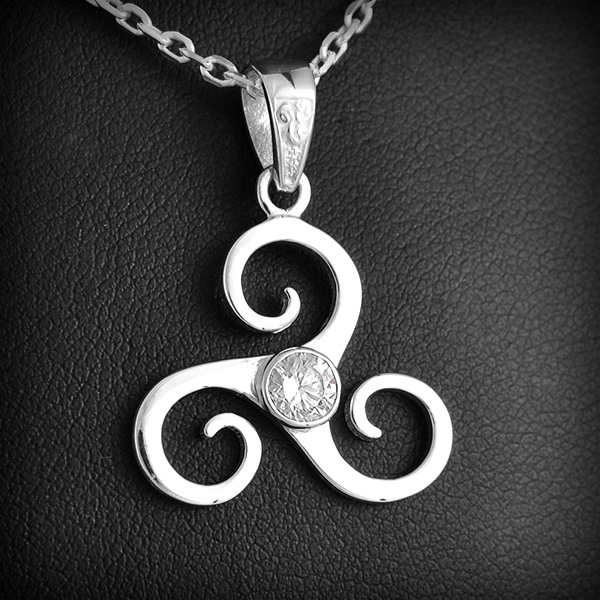 Très beau pendentif en argent d'un triskell de belle taille sertie d'un zirconium blanc ou bleu...