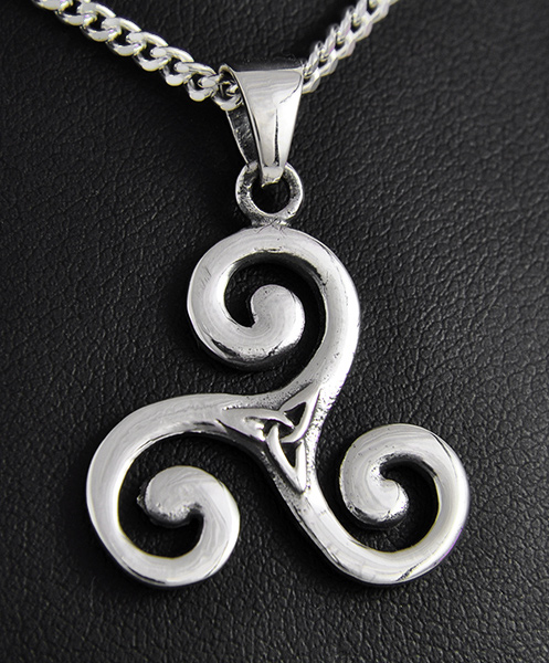 Pendentif en argent d'un triskel breton de belle taille orné au centre d'un petit entrelacs...