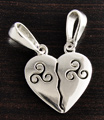 Pendentif en argent d'un joli coeur sécable ajouré d'un triskell sur chaque côté, à partager...