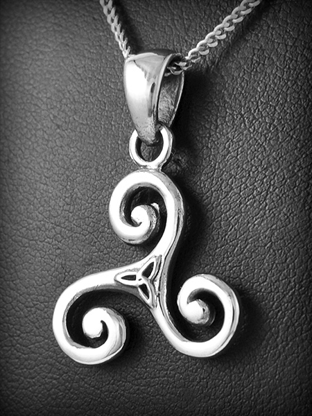 Pendentif en argent d'un beau triskel breton paré du symbole Trinité en son centre, c'est un...