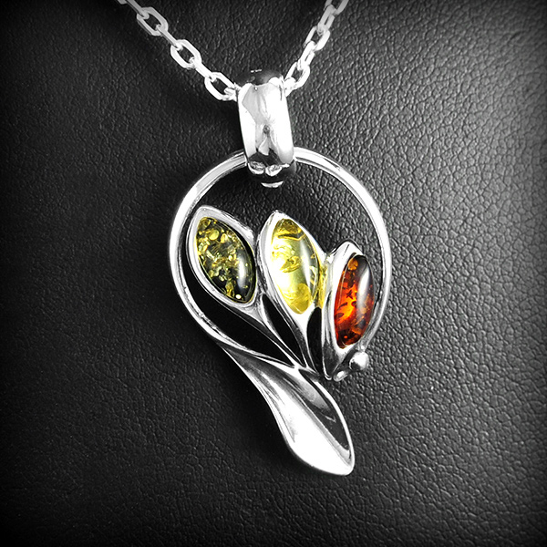 Très beau pendentif en argent composé d'un anneau d'argent et paré de 3 perles d'ambre véritable...