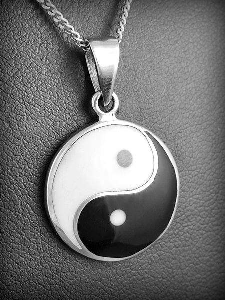 Pendentif en argent de belle grosseur représentant le Yin (blanc) et le Yang (noir). Les...