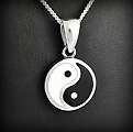 Petit pendentif m&eacute;daillon en argent du symbole Yin et Yang en &eacute;mail noir et blanc, (h:10mm).
