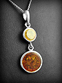 Pendentif ambre bicolore original en argent.(h:37mm).