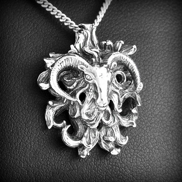 Pendentif en argent d'une très belle tête de bélier travaillée en volume, signe astrologique...