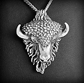 Très beau pendentif en argent d'une tête de bison en volume de très belle finition (h:30mm).