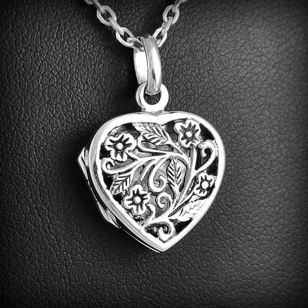 Joli pendentif boîte photo en argent d'un coeur ajouré de motifs floraux travaillés (h:20mm).