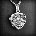 Joli pendentif boîte photo en argent d'un coeur ajouré de motifs floraux travaillés (h:20mm).