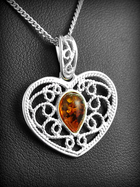Pendentif en cur entièrement filigrané en argent avec perle d'ambre, très belle finition. (h:30mm).