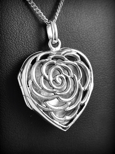Pendentif boite porte photo d'une jolie rose ajourée en argent avec charnière (h:25mm).
