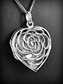 Pendentif boite porte photo d'une jolie rose ajourée en argent avec charnière (h:25mm).