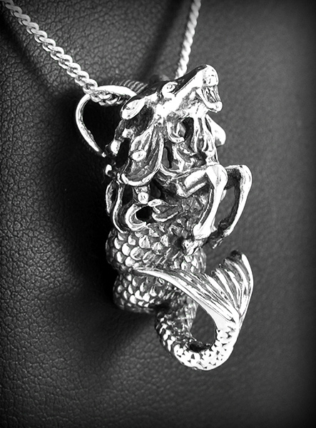 Pendentif en argent de belle taille, en volume du signe astrologique du Capricorne (h:29mm).