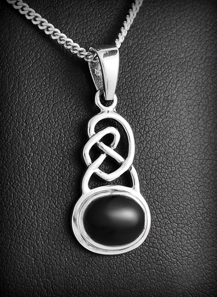 Ravissant pendentif en argent composé d'un bel entrelacs celte ajouré et paré d'une pierre d'onyx...