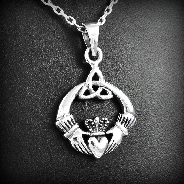 Joli pendentif en argent du fameux symbole celte "Claddagh" ou 2 mains tiennent un cur couronné,...
