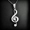 Superbe pendentif d'une clé de sol en argent, ornée de deux zirconium noir de belles tailles...
