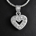 Pendentif en argent d'un joli petit coeur ajouré au centre et paré de zirconiums blancs sur tout...