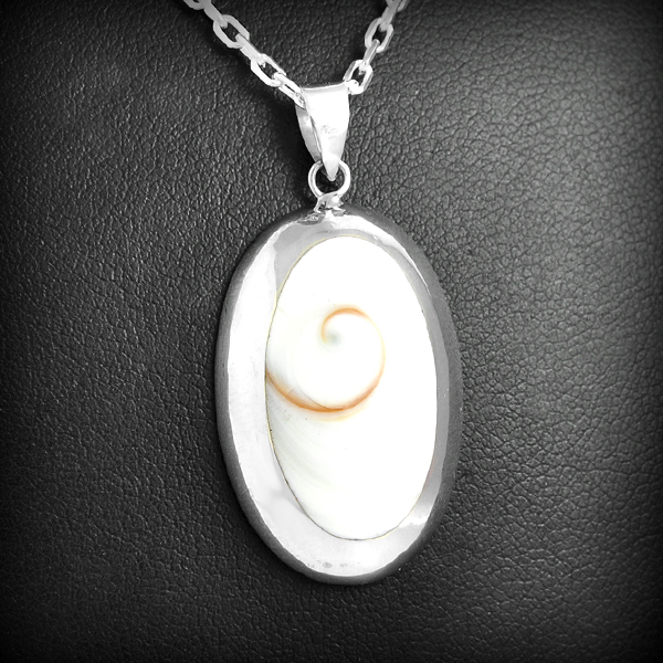 Beau pendentif ovale en argent serti avec au choix un coquillage Oeil de Sainte Lucie ou nacre...