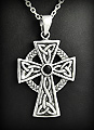 Superbe pendentif en argent d'une croix celtique ornée d'un zirconium au centre et d'entrelacs en...