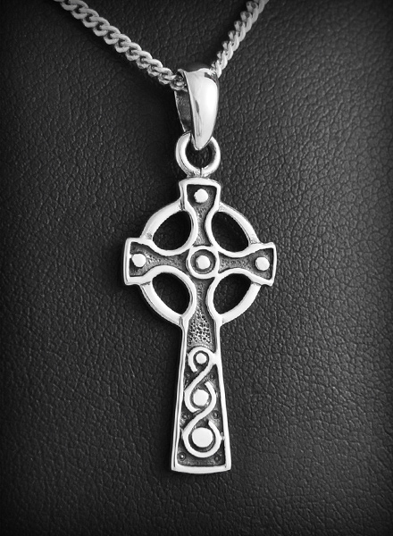 Pendentif en argent d'une croix celte ornée de beaux motifs en relief (h:28mm).