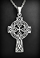 Pendentif en argent d'une belle croix de Saint-Patrick ornée d'entrelas (h:41mm).