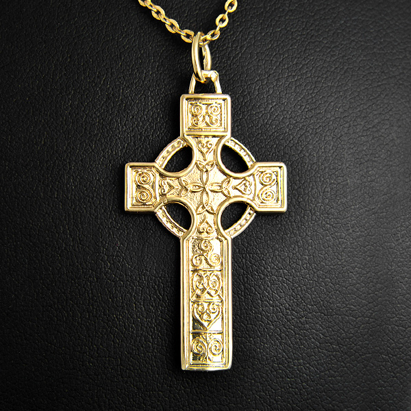 Pendentif en plaqué or 975 d'une croix celtique de belle taille parée de jolis entrelacs en...