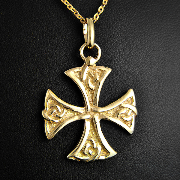 Superbe pendentif en plaqué or 975 d'une croix celtique ornée d'entrelacs en relief (h:28mm).