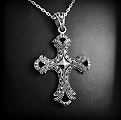 Pendentif en argent d'une magnifique croix gothique finement ciselée (h:48mm hors bélière).