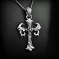 Pendentif en argent d'une croix gothique de forme originale sertie d'un zircon son centre (h:41mm).