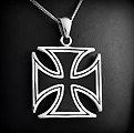 Pendentif en argent d'une croix de Malte de belle taille avec liseret et émail noir (h:37mm).