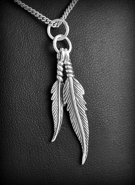 Pendentif en argent composé de 2 jolies plumes mobiles en volume (h:35mm).