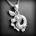 Très beau pendentif en argent d'un dragon en relief (h:30mm hors bélière).