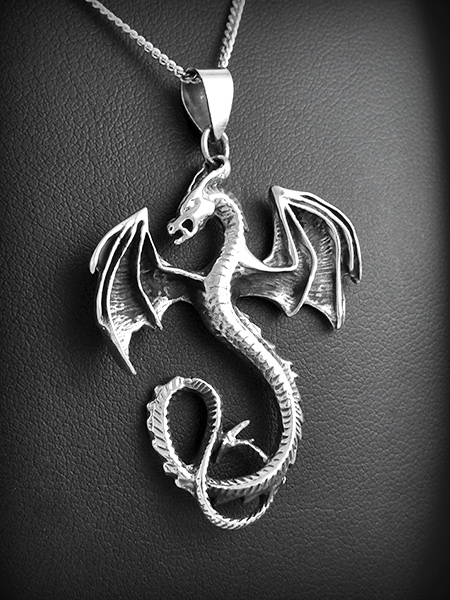 Pendentif en argent d'un dragon en volume avec les ailes déployées (h:49mm).