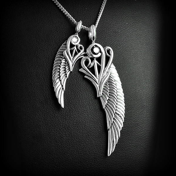 Duo de pendentifs en argent, deux très belles plumes, la plus grande sertie d'un zircon noir pour...