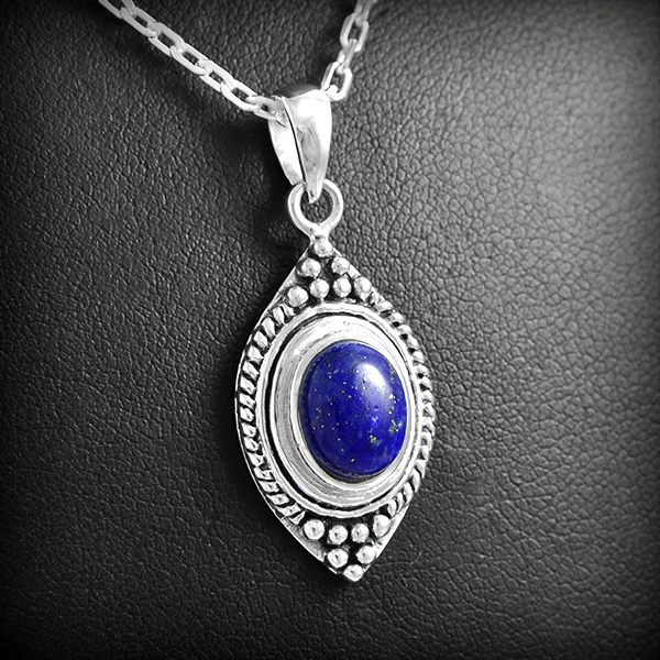 Superbe pendentif ethnique en argent serti d'une pierre de lapis lazuli en cabochon (h:27mm hors...