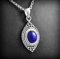 Superbe pendentif ethnique en argent serti d'une pierre de lapis lazuli en cabochon (h:27mm hors...