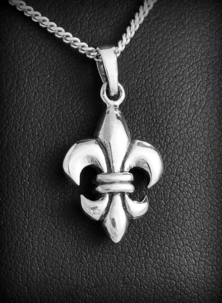 Beau pendentif en argent d'une fleur de lys en volume recto verso (h:19mm).