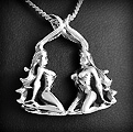 Charmant pendentif en argent de deux femmes jumelles dont la chevelure forme la bélière, signe...