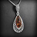 Pendentif en argent très belle finition filigrane orné d'un cabochon d'ambre véritable couleur...