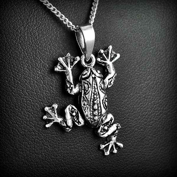 Splendide pendentif en argent d'une grenouille en volume décorée de fins motifs tribaux (h:24mm).