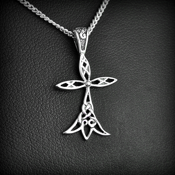 Joli petit pendentif en argent d'une hermine bretonne en entrelacs celtiques, la bélière est fixe...