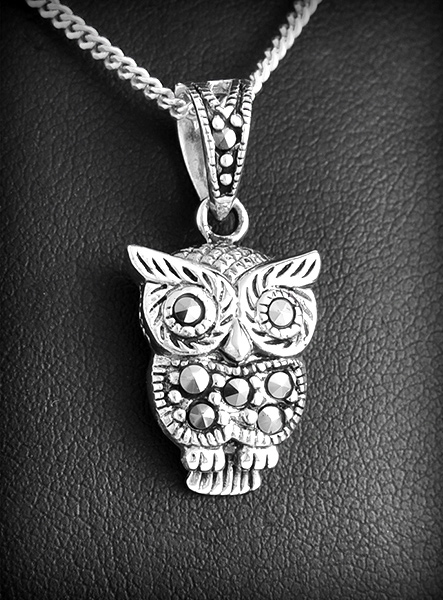 Mignon pendentif d'un hibou en volume au joli design et orné de marcassites (h:20mm).
