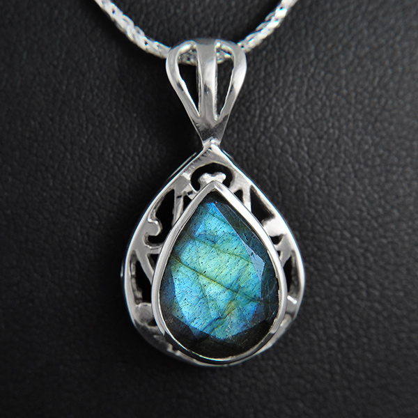 Superbe pendentif en argent en forme de goutte délicatement ajourée et sertie belle pierre,...