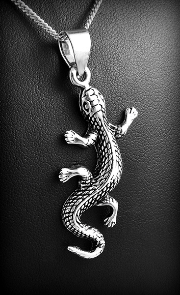 Pendentif en argent d'un beau lézard travaillé en volume de bonne taille (h:41mm).