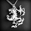 Superbe pendentif d'un lion en volume façon armoiries, signe astrologique du même nom (h:27mm).