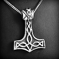 Pendentif d'un marteau de Thor en argent, de taille moyenne, orné d'entrelacs celtiques de chaque...