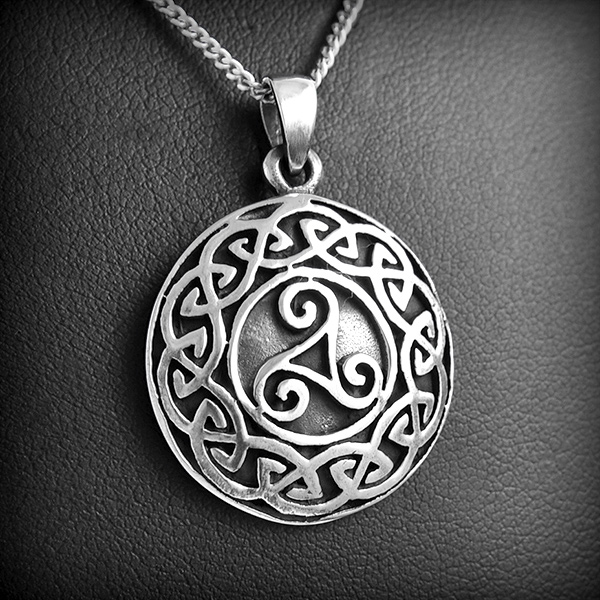 Pendentif en argent médaille triskel et entrelacs plein, légèrement bombé.(h:24mm).