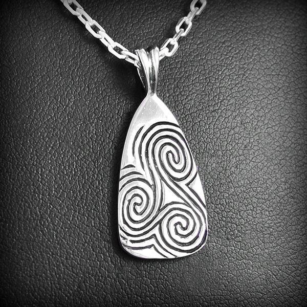 Beau pendentif en argent d'un triskell gravé (h:22mm hors bélière).