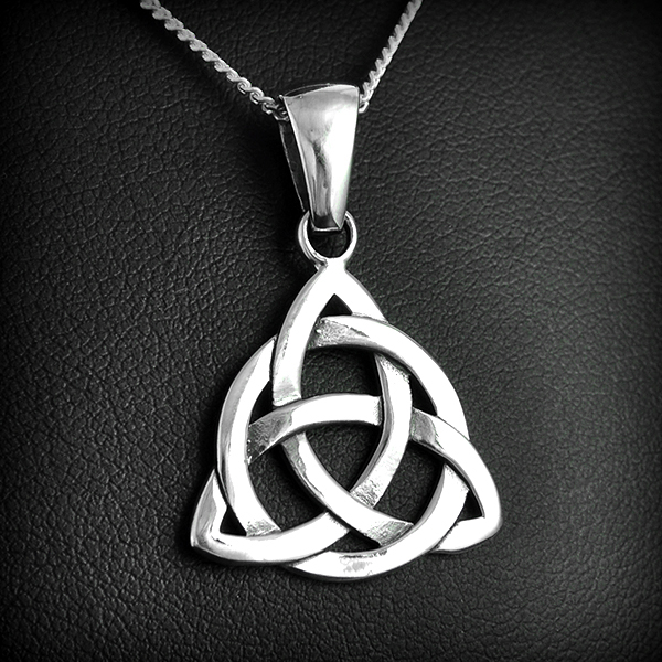 Superbe pendentif celte en argent d'un entrelacs Noeud d'Eternité ajouré (h:24mm).