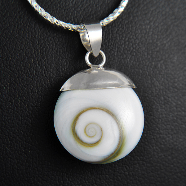 Joli pendentif en argent d'un oeil de Sainte Lucie entier, coquillage porte bonheur au motif en...